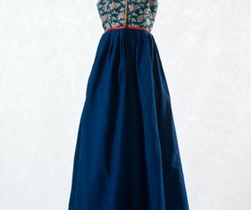 Livkjol med kjol av mörkblå tunn yllegabardin. Malung.