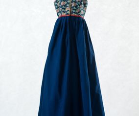 Livkjol med kjol av mörkblå tunn yllegabardin. Malung.