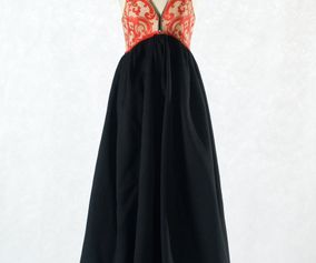 Livkjol med kjol av svart glansigt kläde. Malung.