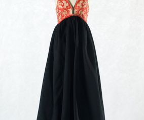 Livkjol med kjol av svart glansigt kläde. Malung.